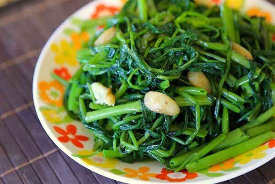 What are the ingredients needed to make rau muống xào tỏi?
